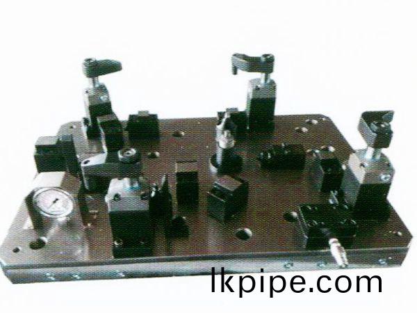 齒(chi)輪室(shi)罩蓋(gai)液(ye)壓裌具(ju)